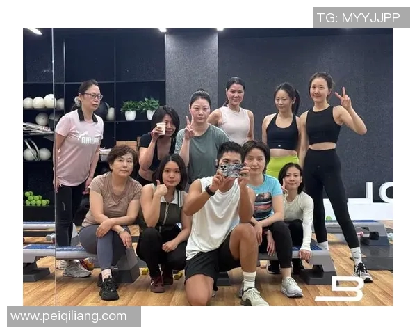 女生哑铃塑形健身指南打造优雅身材与健康生活的完美结合